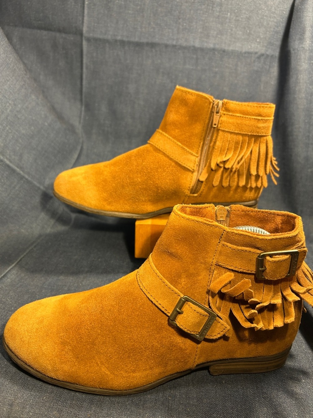 Minnetonka leather ankle booties moccasins with fringe - Picture 4 of 14